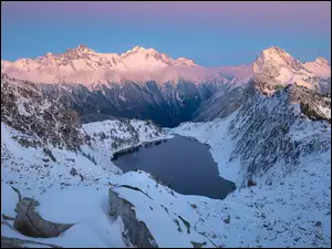 Park Narodowy Glacier, Zima, Drzewa, Stan Montana, Góry, Chmury, Stany Zjednoczone, Jezioro Hidden Lake