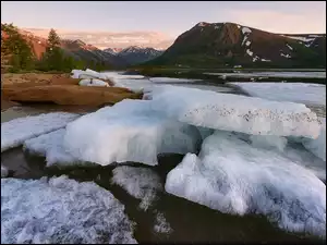 Spiętrzone kry lodowe na górskim jeziorze