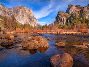 Chmury, Góry Sierra Nevada, Drzewa, Stany Zjednoczone, Jesień, Park Narodowy Yosemite, Merced River, Kamienie, Rzeka, Kępy, Trawy, Kalifornia