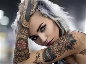 Kobieta w makijażu i tatuażami na ciele
