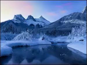 Zima, Bow River, Drzewa, Rzeka, Alberta, Kanada, Canadian Rockies, Góry, Góra Three Sisters, Chmury