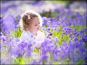 Mała dziewczynka w kwiatach