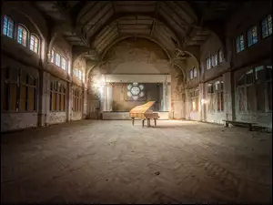 Fortepian w starym pustym wnętrzu