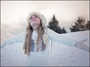 Dziewczynka ciesząca się śniegiem