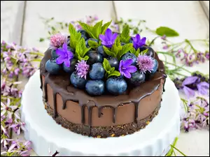 Czekoladowy tort z borówkami i kwiatami