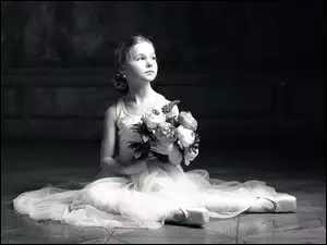 Mała baletnica z bukietem kwiatów