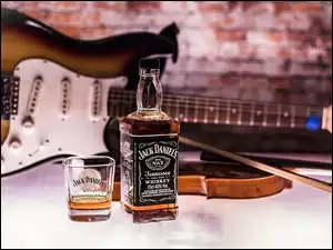 Whisky Jack Daniels w butelce z skrzypcami i gitarą