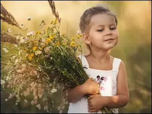 Dziewczynka z bukietem polnych kwiatów