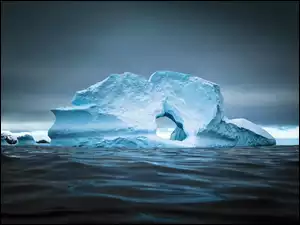 Góra lodowa odsłania nieziemskie piękno Oceanu