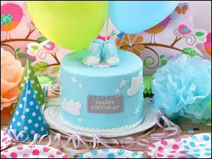 Urodzinowy tort z bucikami i innymi dekoracjami