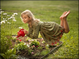 Dziewczynka z konewką i kwiatami