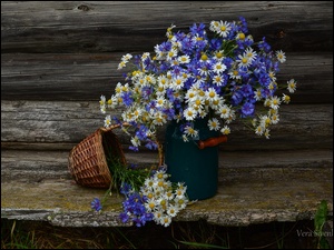 Bukiet kwiatóew obok koszyka