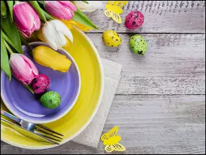 Tulipany i pisanki na talerzach