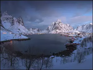 Norwegia, Śnieg, Lofoty, Góry, Domy, Morze Norweskie, Reine, Zima, Wyspa Moskenesoya