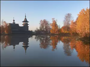 Cerkiew nad leśnym jesiennym jeziorem
