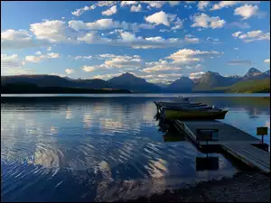 Pomost na jeziorze z zacumowanymi łódkami