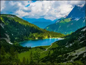 Wysokogórskie jezioro Seebensee w Austrii