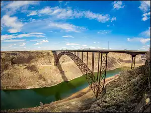 Most nad rzeką w stanie Idaho w Stanach Zjednoczonych