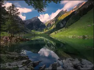 Jezioro Seealpsee, Kamienie, Szwajcaria, Góry, Odbicie, Chmury, Drzewa