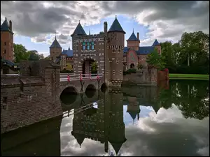 Zamek De Haar znajduje się w Utrechcie w Holandii