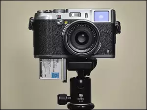 Aparat fotograficzny marki Fujifilm X100S 