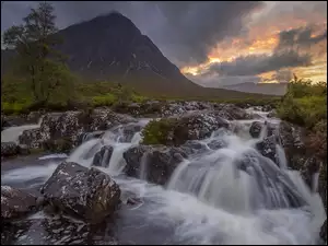 Szkocja, Szczyt Buachaille Etive Mor, Region Highland, Drzewo, Chmury, Rzeka, River Coupall, Góra, Kamienie