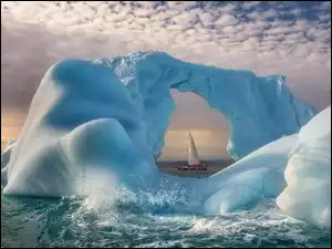 Góra lodowa z widokiem na żaglowiec