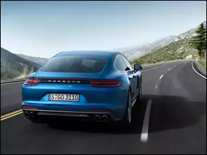 Niebieski samochód Porsche Panamera 4s z roku 2017 na drodze