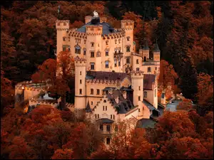 Zamek Hohenschwangau w Bawarii jesienią
