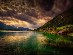 Chmury nad górami i jeziorem w Austrii