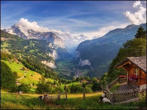 Ogrodzony domek w Alpach Szwajcarskich