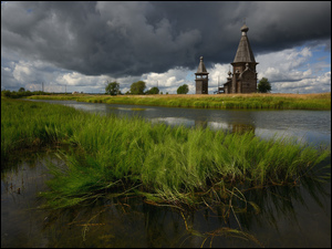 Cerkiew nad jeziorem z trawami
