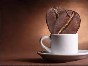 Ziarna kawy ułożone w filiżance w kształcie serca