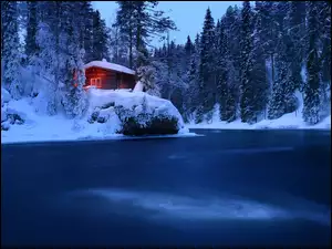Chata na jeziorem w norweskim Parku Narodowym Oulanka