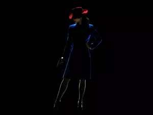 Kobieta w czerwonym kapeluszu z pistoletem w dłoni