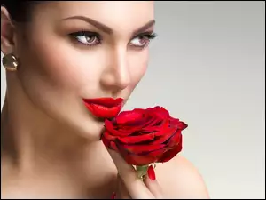 Kobieta z czerwoną różą w ręce