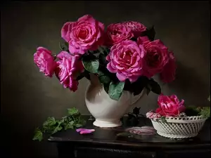 Różowe róże w porcelanowym dzbanku i koszyczku