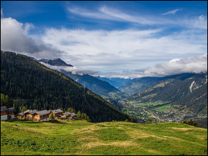 Domy obok gór w gminie Ernenw Szwajcarii