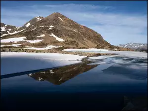 Lód na górskim jeziorze Tristaina w Andorze