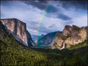Lasy, Kalifornia, Drzewa, Chmury, Tęcza, Park Narodowy Yosemite, Góry, Stany Zjednoczone, Dolina