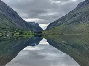 Jezioro Eidsvatnet, Góry, Odbicie, Norwegia, Domy, Trondelag