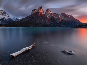Ciemne chmury nad jeziorem i górami Cordillera del Paine