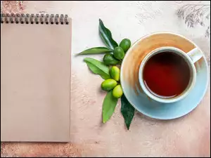 Filiżanka herbaty obok notesu