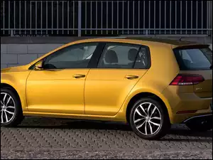 Żółty Volkswagen Golf 5