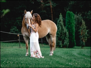 Suzanne Weber z koniem na trawie