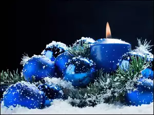 Świąteczny stroik z bombkami i świecą w śniegu