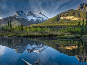 Chmury, Rzeka, Bow River, Góra Three Sisters, Prowincja Alberta, Kanada, Góry, Canmore, Canadian Rockies, Drzewa