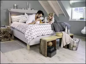Śniadanie pary w łóżku