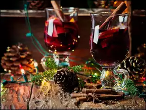 Grzane wino w szklankach z dekoracją świąteczną