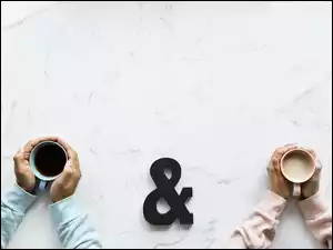 Znak graficzny z kubkami kawy i dłońmi